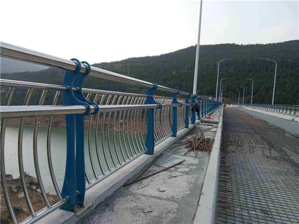 泰安不锈钢桥梁护栏的特点及其在桥梁安全中的重要作用